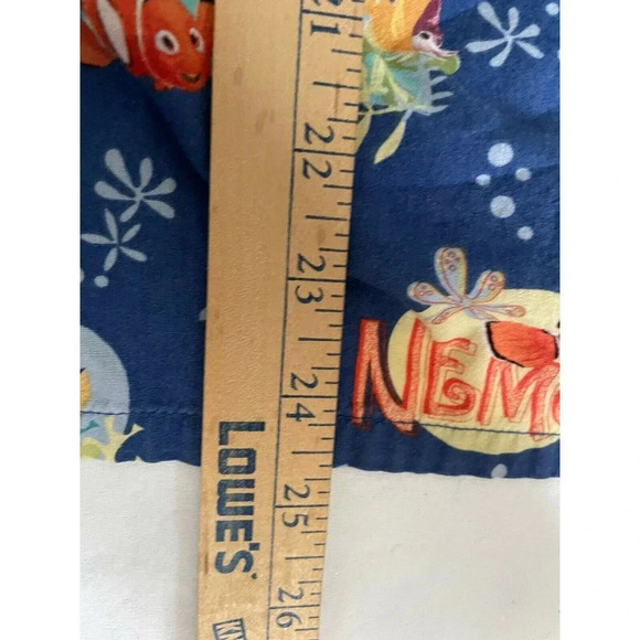 Disney Finding Nemo Womens Scrub Top Sz XS Medical Nurse Fish Pockets V Neck Vet - Picture 10 of 10